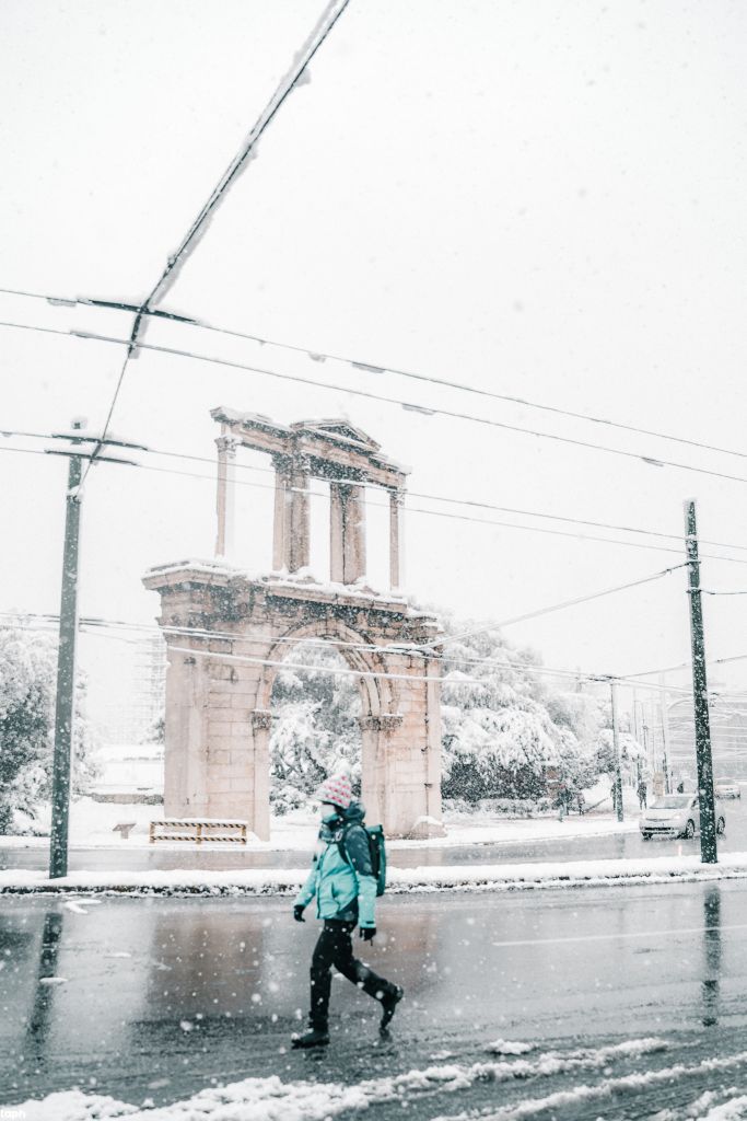 Δείτε μοναδικές όψεις της χιονισμένης Αθήνας (pics)