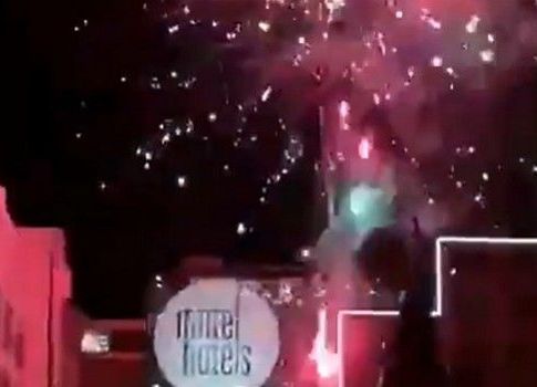 Οπαδοί της PSV πέταξαν βεγγαλικά στις 05:00 έξω από το ξενοδοχείο των ερυθρολεύκων (vid)