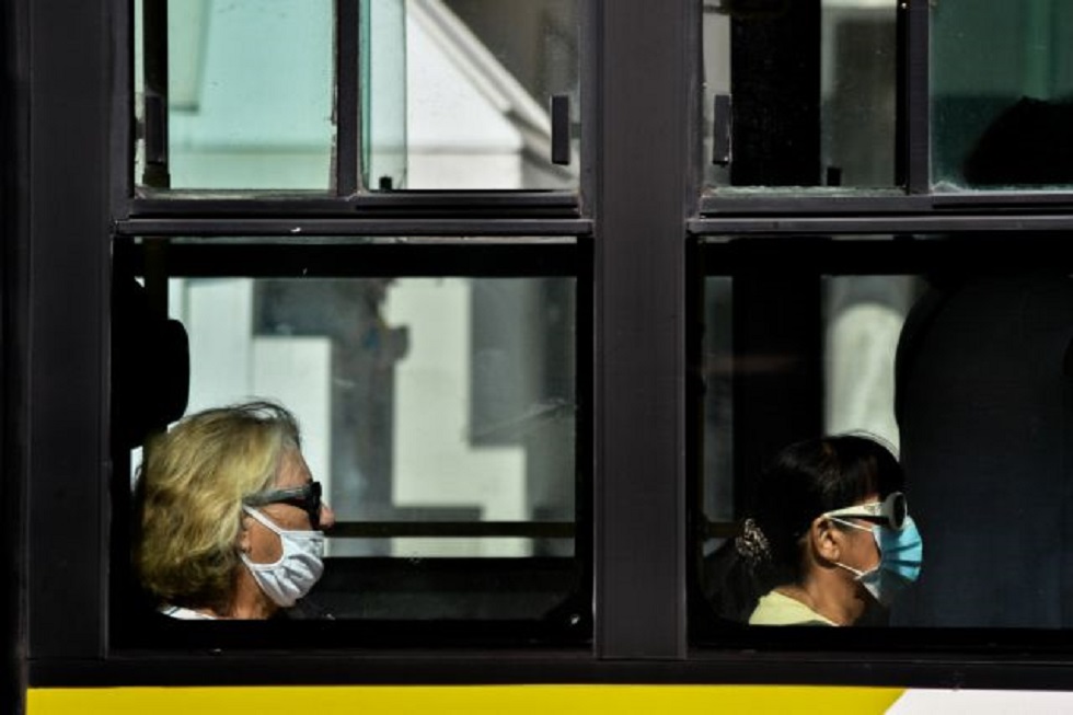 Λινού : «O ιός διευκολύνεται από το κρύο – Συστήνω διπλή μάσκα στα ΜΜΜ»