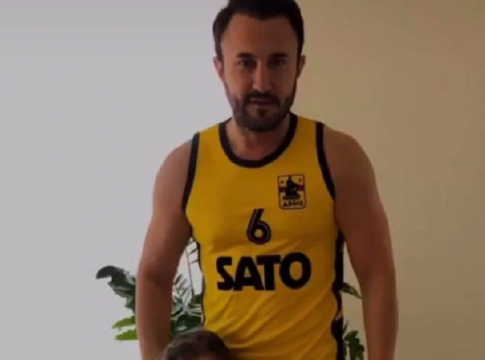 Άρης : Ο Καρυπίδης και η φανέλα του Γκάλη (pic)