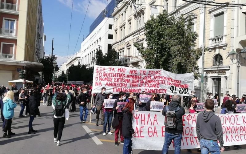 Σε εξέλιξη το πανεκπαιδευτικό συλλαλητήριο στα Προπύλαια (vids)