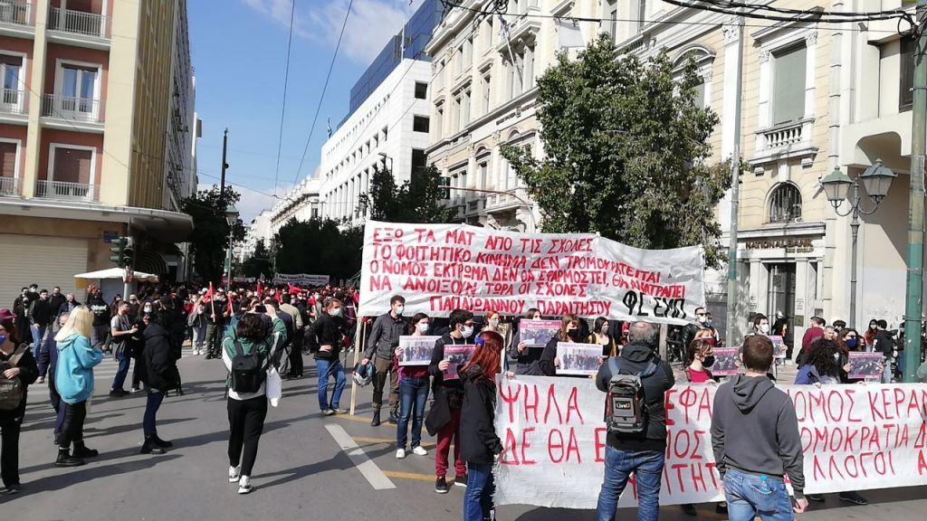 Σε εξέλιξη το πανεκπαιδευτικό συλλαλητήριο στα Προπύλαια (vids)