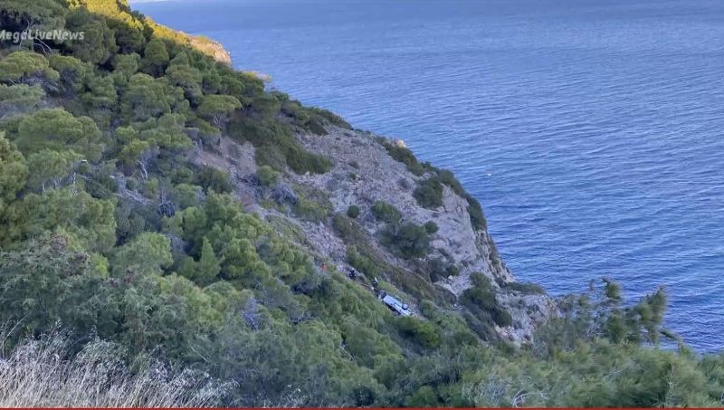 Θρίλερ στην Κερατέα : Χωρίς τις αισθήσεις του ανασύρθηκε ο οδηγός του αυτοκινήτου που έπεσε στο γκρεμό