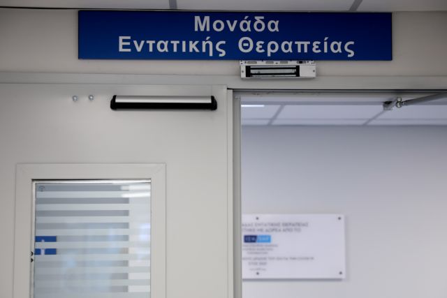 Εφιάλτης για 59χρονο που κόλλησε κορωνοϊό πέρσι – 12 μήνες μετά παλεύει να σταθεί στα πόδια του (vid)