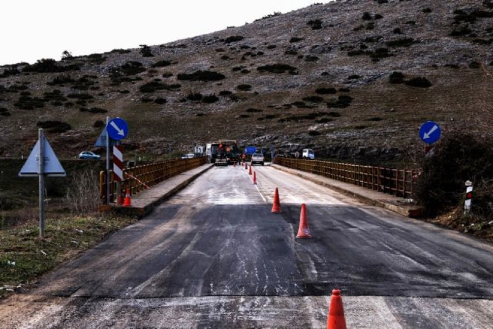 Σεισμός Ελασσόνα : Σοκαριστικές εικόνες – Άνοιξε στα δύο ο δρόμος (pics)