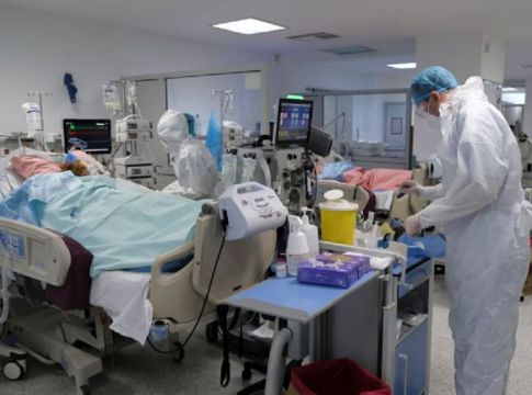 Κορωνοϊός : «Διασωλήνωσαν την αδελφή μου την ώρα που μιλούσαμε στο τηλέφωνο»