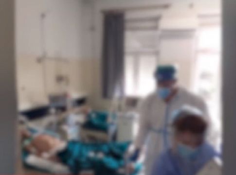 Εικόνες σοκ από το Κρατικό Νίκαιας – Εκτός ΜΕΘ διασωληνωμένοι με κορωνοϊό δίπλα σε άλλους ασθενείς