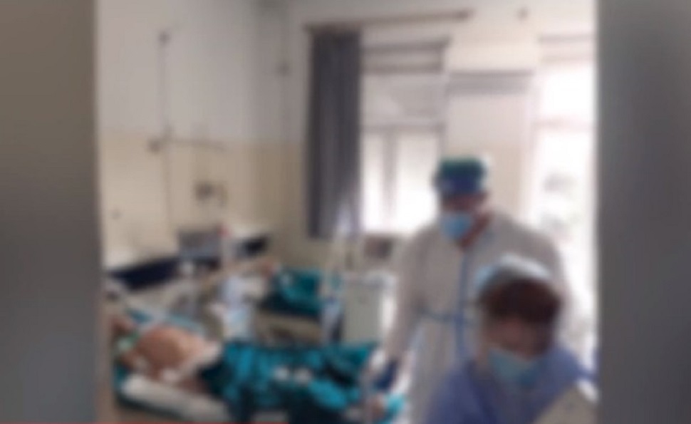Εικόνες σοκ από το Κρατικό Νίκαιας – Εκτός ΜΕΘ διασωληνωμένοι με κορωνοϊό δίπλα σε άλλους ασθενείς