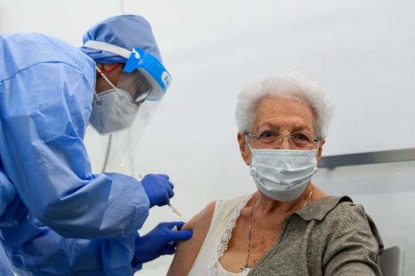 Κορωνοϊός : Η Ιταλία επέβαλε τον υποχρεωτικό εμβολιασμό σε υγειονομικούς – Κυρώσεις σε όποιον αρνείται