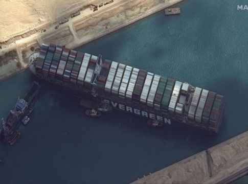 Πώς θα «απελευθερωθεί» η Διώρυγα του Σουέζ – Βίντεο από τις προσπάθειες αποκόλλησης
