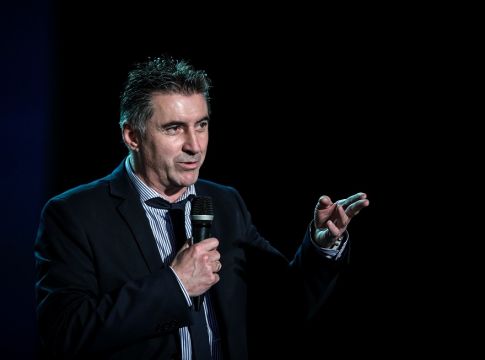 Ο Ζαγοράκης και ο ελέφαντας στο σαλόνι
