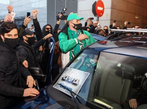 Τρομερό «σκάουτινγκ» του Χεζόνια : Ξεκίνησε ήδη τα like στη Μαλέσκου (pic)