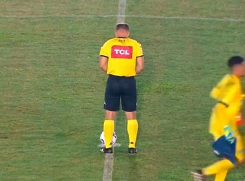 Διαιτητής… τα έκανε πάνω του (vid)