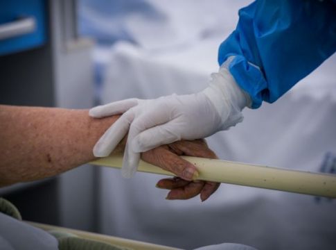 Πέθαναν δύο αδέρφια από κορωνοϊό με διαφορά λίγων ωρών στη Μαλεσίνα