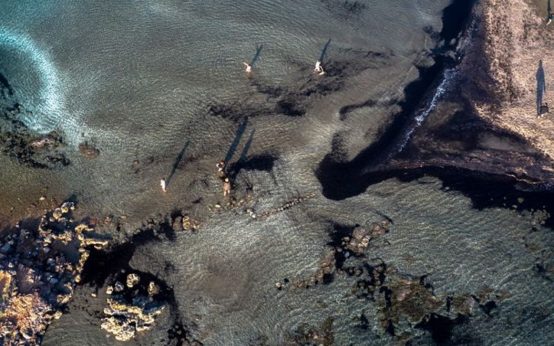 Καβούρι : Με τα πόδια στο νησάκι λόγω άμπωτης – Το εντυπωσιακό αποτέλεσμα (pics)