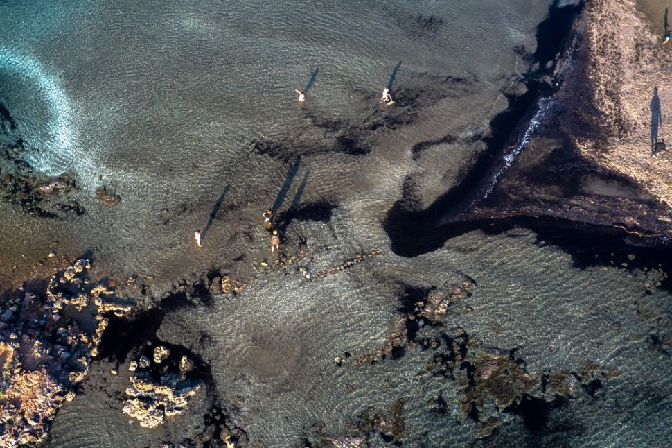 Καβούρι : Με τα πόδια στο νησάκι λόγω άμπωτης – Το εντυπωσιακό αποτέλεσμα (pics)
