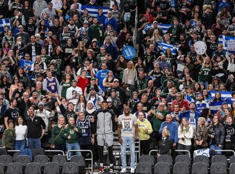 Μιλγουόκι Μπακς : «Χρόνια Πολλά Ελλάδα» (pic)