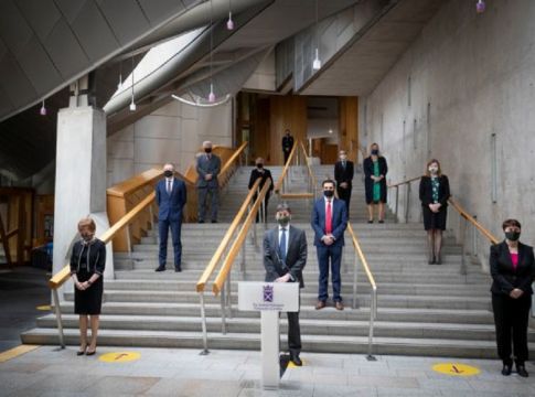 Βρετανία : Ενός λεπτού σιγή για τα θύματα του κορωνοϊού