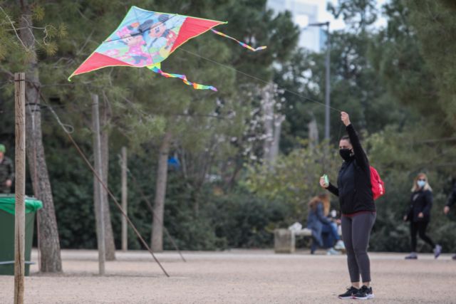 Καιρός : Συννεφιασμένη η Κυριακή – Βροχές, καταιγίδες, θυελλώδεις άνεμοι και… χιόνια την Καθαρά Δευτέρα