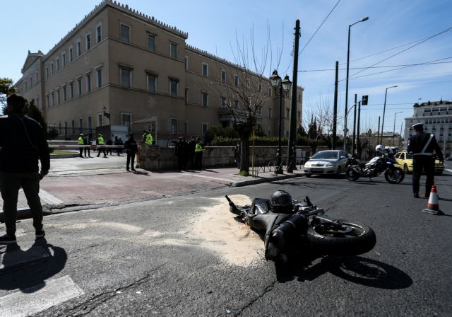 Τι (δεν) έγινε τελικά έξω από τη Βουλή με το τροχαίο – Οσα ακολούθησαν μετά τη σύγκρουση με τον άτυχο 23χρονο