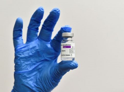 Εμβόλιο AstraZeneca : Απειλεί με «μπλόκο» στις εξαγωγές η Ε.Ε