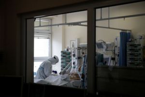 Ο κορωνοϊός του προκάλεσε πολύωρη στύση – Πώς το εξηγούν οι ειδικοί