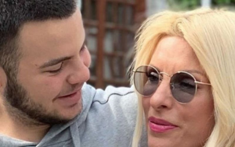 Άγγελος Λάτσιος : Τσικνοπέμπτη στο σαλόνι μαζί με τη μικρή του αδερφή, Μαρίνα