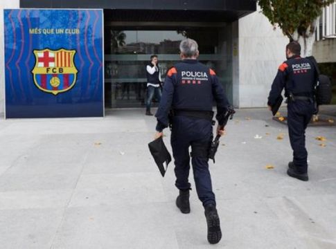 Έφοδος της αστυνομίας στο Καμπ Νου – Ανακρίνονται υπάλληλοι