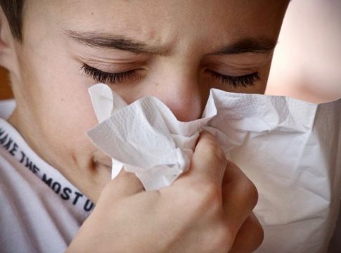 Ιός του κοινού κρυολογήματος ίσως προστατεύει από τον κορωνοϊό