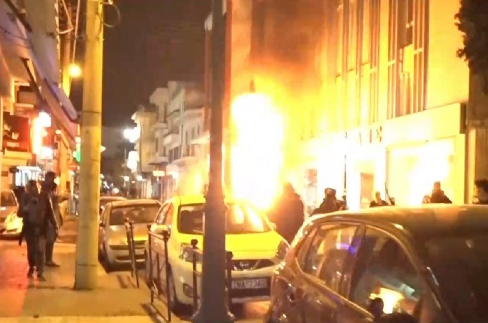 Συνεχίζονται οι συγκρούσεις στην Αττική : Χαμός με την Αστυνομία και στη Νίκαια (vids)