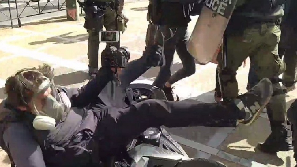 Συγκέντρωση για Κουφοντίνα : Ανεξέλεγκτος αστυνομικός σπρώχνει βίαια φωτορεπόρτερ (vid)