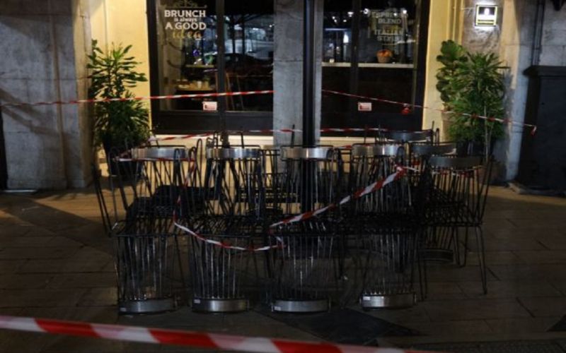 Παναιτώλιο : Οι αστυνομικοί απ’ έξω και ο καφετζής με τους πελάτες κλειδωμένοι μέσα