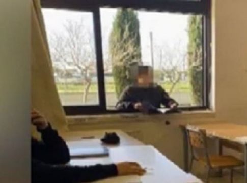 Κορωνοϊός : Μαθητής παρακολουθεί μάθημα από το παράθυρο της τάξης (vid)