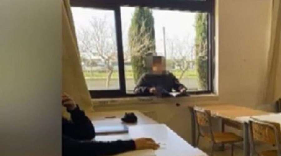 Κορωνοϊός : Μαθητής παρακολουθεί μάθημα από το παράθυρο της τάξης (vid)