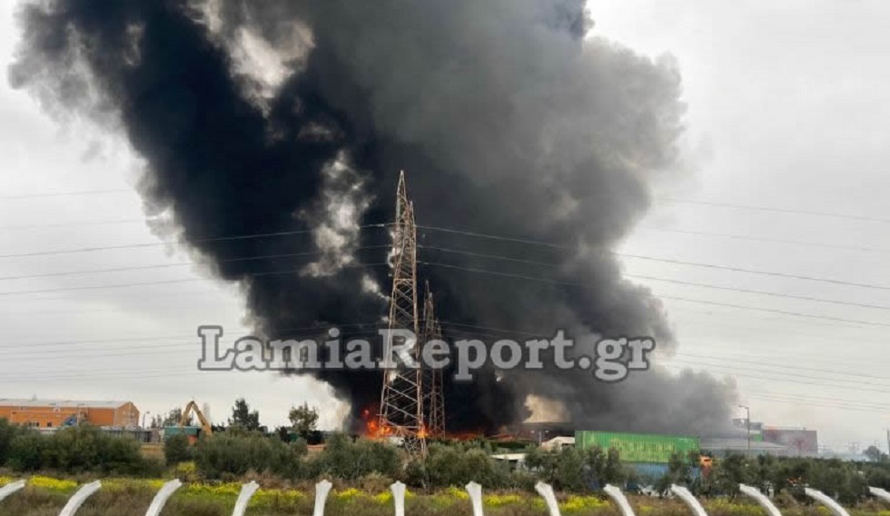 Φωτιά στο Σχηματάρι : Τρεις τραυματίες στο φλεγόμενο εργοστάσιο ανακύκλωσης