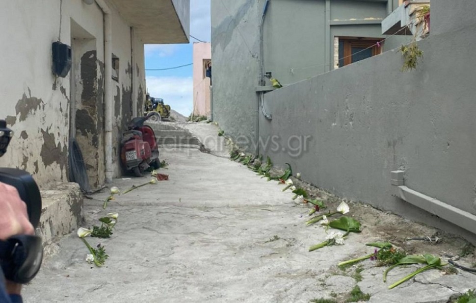 Σπαραγμός στην Κρήτη : Έστρωσαν με λουλούδια το δρόμο που θα περάσει η σορός του μικρού Ζαχαρία
