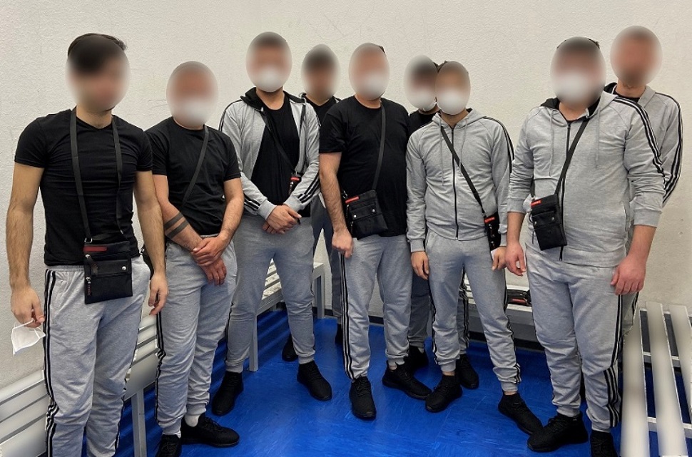 Απίστευτο : Ντύθηκαν… ομάδα βόλεϊ και προσπάθησαν να φύγουν από την Ελλάδα – Τους συνέλαβαν στο αεροδρόμιο