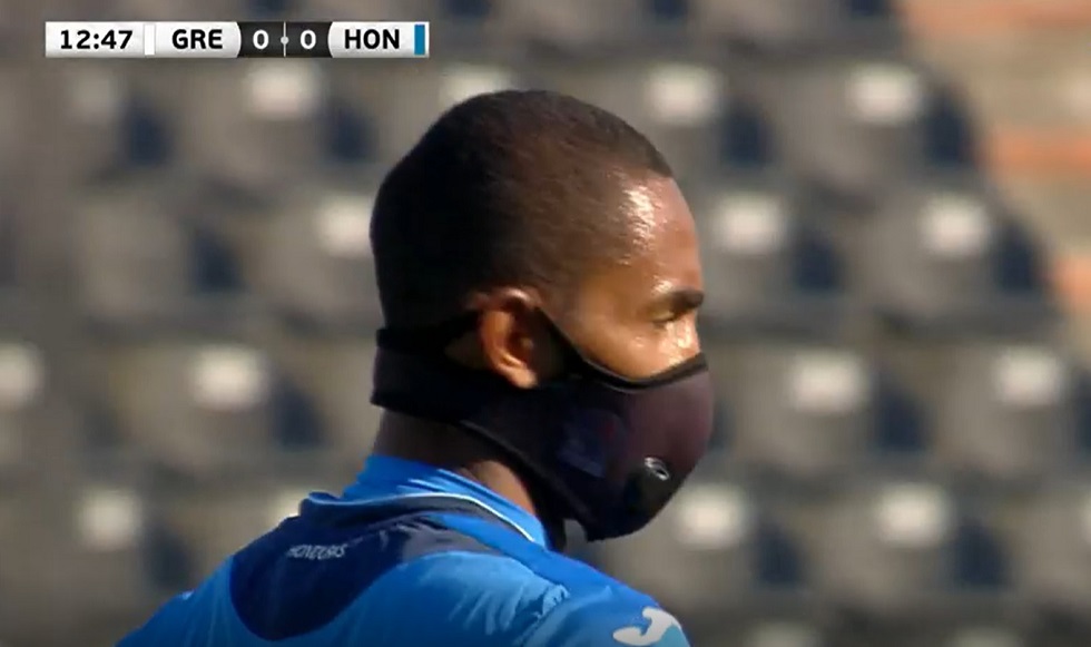 Ποδοσφαιριστής της Ονδούρας αγωνίζεται με μάσκα (vid)