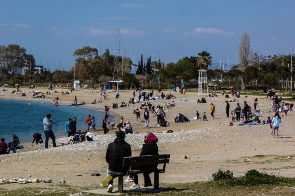 Ο ανοιξιάτικος καιρός έστειλε τον κόσμο στις παραλίες της Αττικής