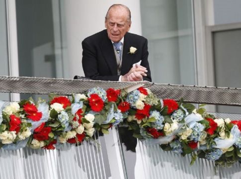 Σπάνια φωτογραφία : Ο πρίγκιπας Φίλιππος ντυμένος τσολιάς σε ηλικία 9 ετών (pics)