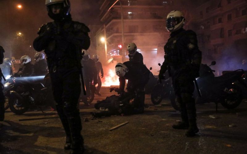 Νέα Σμύρνη : Μάχες σώμα με σώμα – Ξυλοκοπούσαν για 2,5 λεπτά τον αστυνομικό (pics+vids)