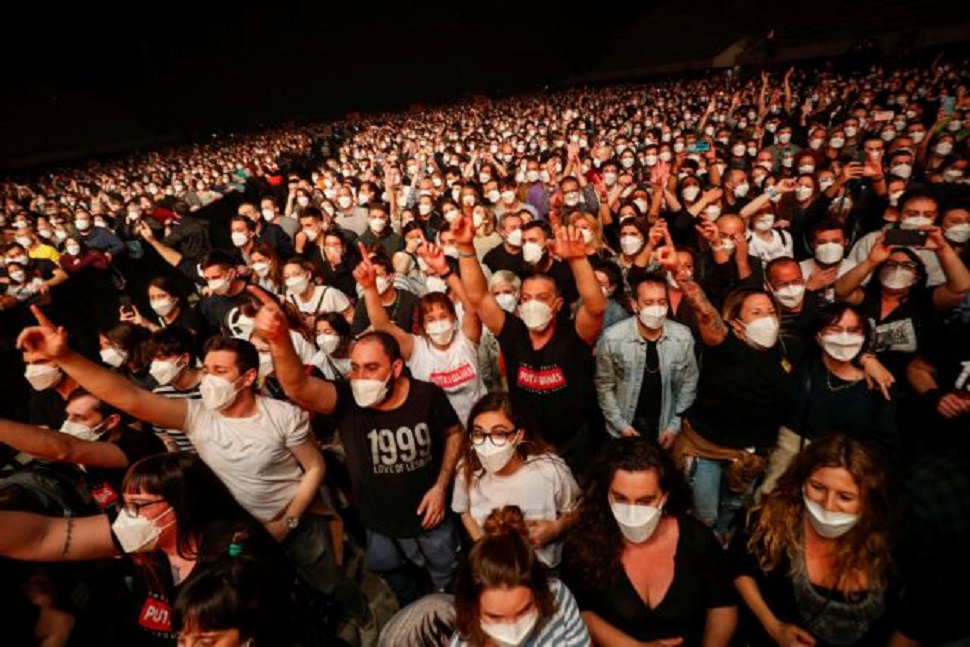 Ισπανία : Με μάσκες και αρνητικό τεστ 5.000 άνθρωποι συμμετείχαν σε ροκ συναυλία