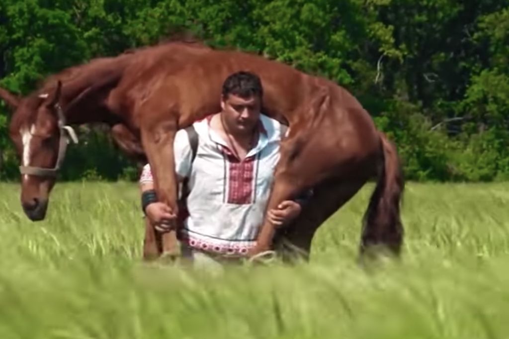 Ο πιο δυνατός άνθρωπος στον κόσμο – Σηκώνει άλογο στους ώμους του (vids)