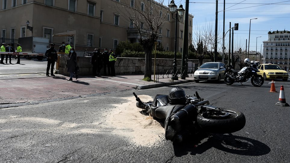 Σοκαριστικό βίντεο : Η στιγμή του δυστυχήματος έξω από τη Βουλή (vid)