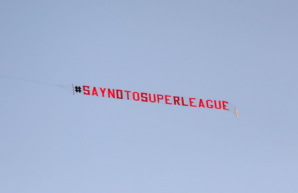 Ιπτάμενο banner κατά της European Super League πριν το Λιντς – Λίβερπουλ (pic)