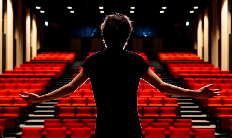 Τρίζει συθέμελα ο χώρος του θεάτρου: «Βόμβες» με 25 καταγγελίες κατά γνωστού ηθοποιού και σεναριογράφου