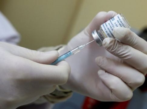 Τι απαντά ο ΕΟΦ στις καταγγελίες καθηγητή για τις παρενέργειες των εμβολίων
