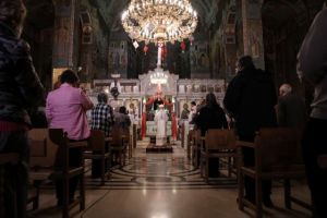 «Χριστός Ανέστη» στις 9 το βράδυ έξω από τους ναούς – Οι αποφάσεις της Εκκλησίας για το Πάσχα