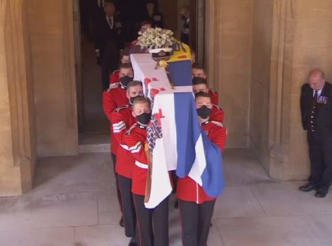Η Βρετανία αποχαιρετά τον πρίγκιπα Φίλιππο – Δείτε ζωντανά την τελετή