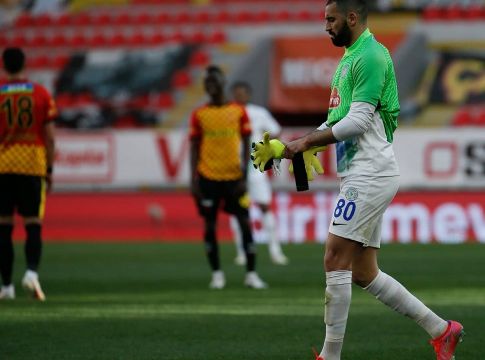 Δανεικός κεντρικός αμυντικός του Ολυμπιακού έγινε τερματοφύλακας (Pics, Vid)